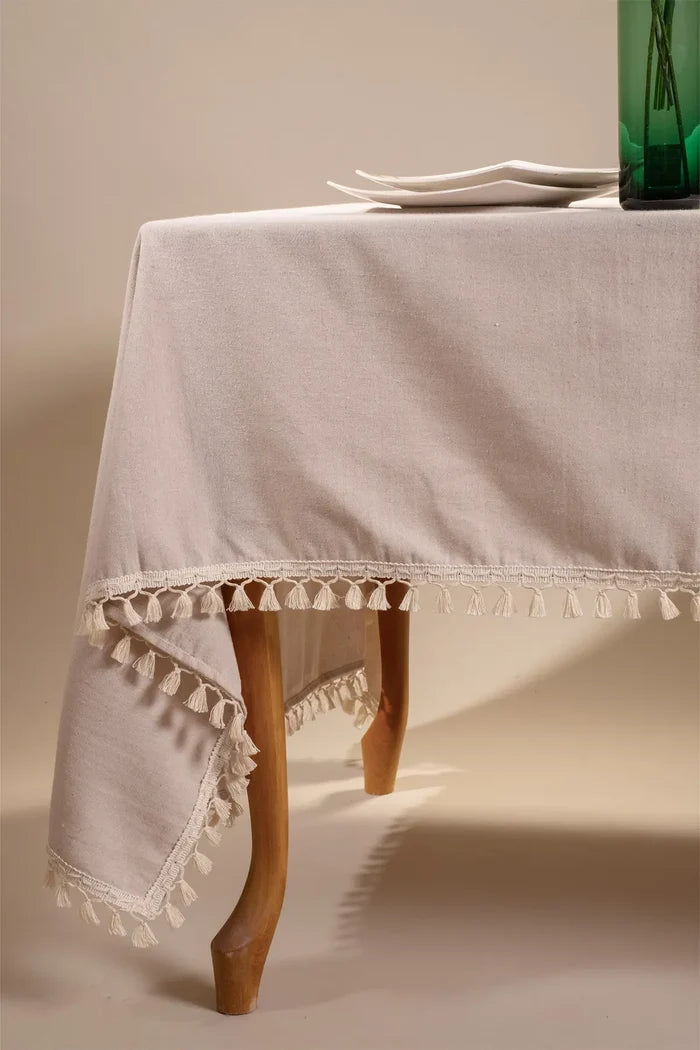 Beige handwoven solid color Turkish cotton tassel tablecloth detail. Tasseled edges Denizli, OEKO-TEX. Vivamaison.