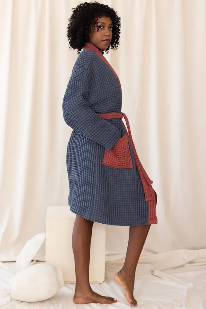 Anthracite Burgundy handwoven waffle two-tone kimono bathrobe back standing. Handwoven Denizli, OEKO-TEX. Vivamaison.