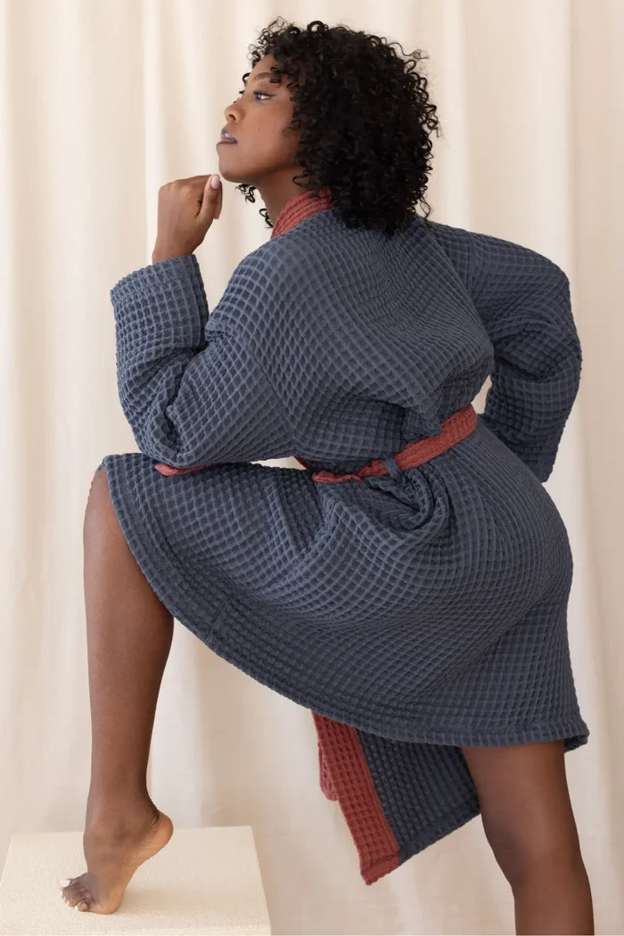 Anthracite Burgundy handwoven waffle two-tone kimono bathrobe back view. Handwoven Denizli, OEKO-TEX. Vivamaison.