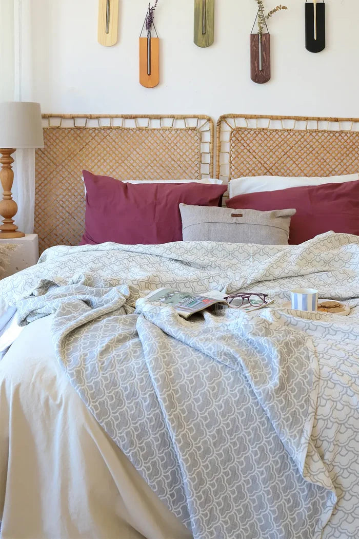 Cotton handwoven 3-layer muslin Turkish cotton bedspread detail. Woven patterns, Denizli, OEKO-TEX. Vivamaison.