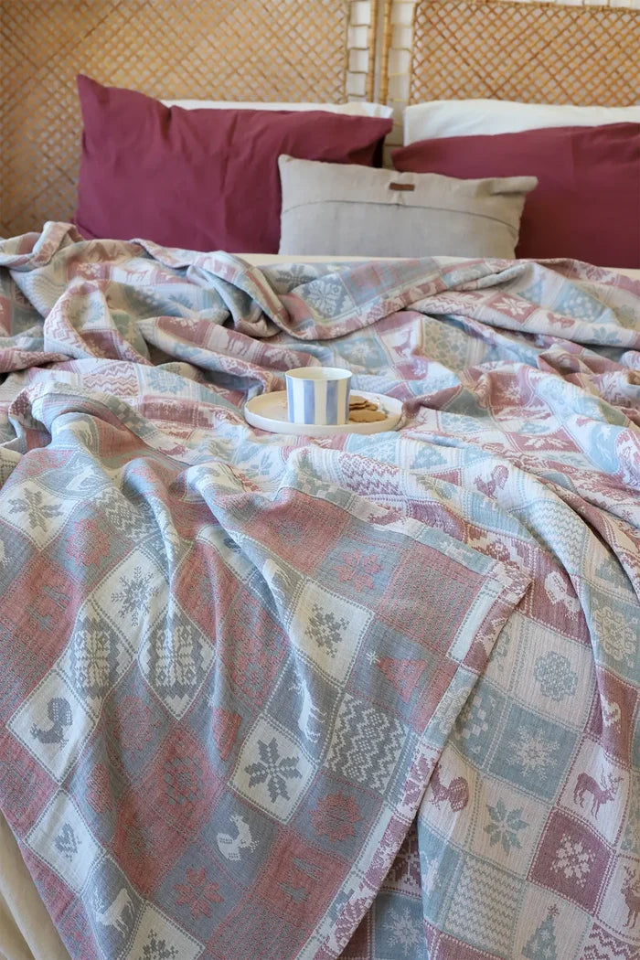 Christmas handwoven 3-layer patterned muslin Turkish cotton bedspread detail. Woven patterns, Denizli, OEKO-TEX. Vivamaison.