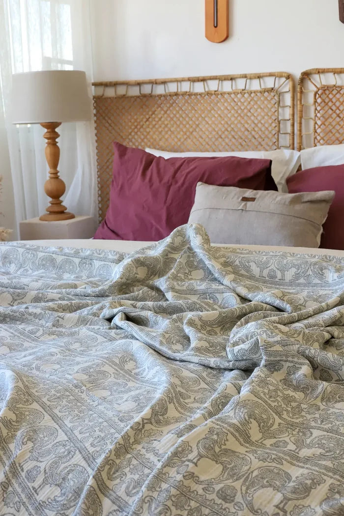 Cockerel handwoven 3-layer patterned muslin Turkish cotton bedspread detail. Woven patterns, Denizli, OEKO-TEX. Vivamaison.